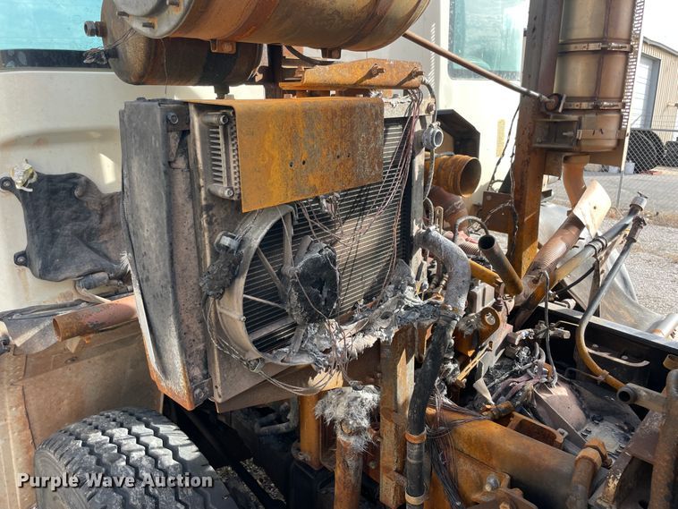 image for item IX9718 2018 Mack LR633  refuse truck