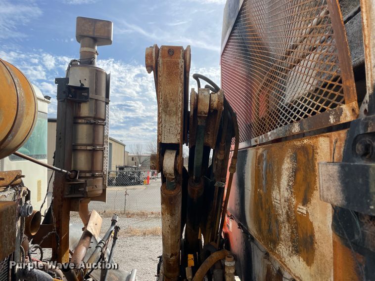 image for item IX9718 2018 Mack LR633  refuse truck