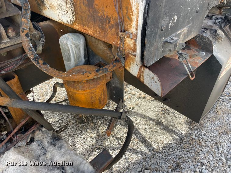 image for item IX9718 2018 Mack LR633  refuse truck