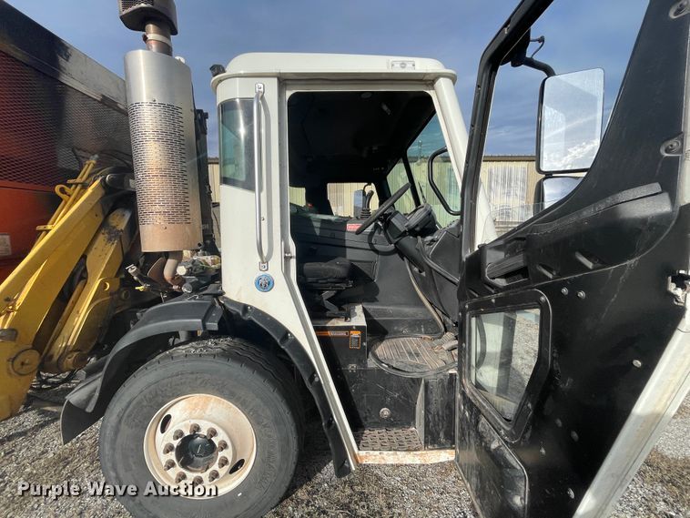 image for item IX9718 2018 Mack LR633  refuse truck