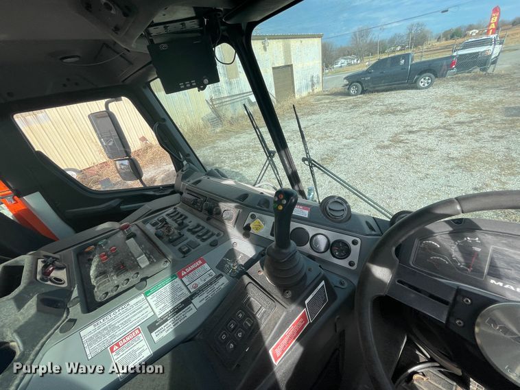 image for item IX9718 2018 Mack LR633  refuse truck