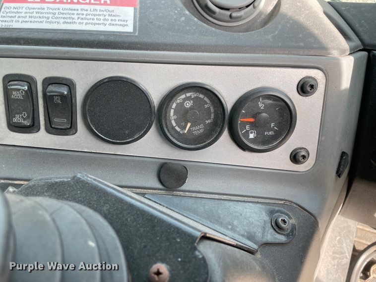 image for item IX9718 2018 Mack LR633  refuse truck