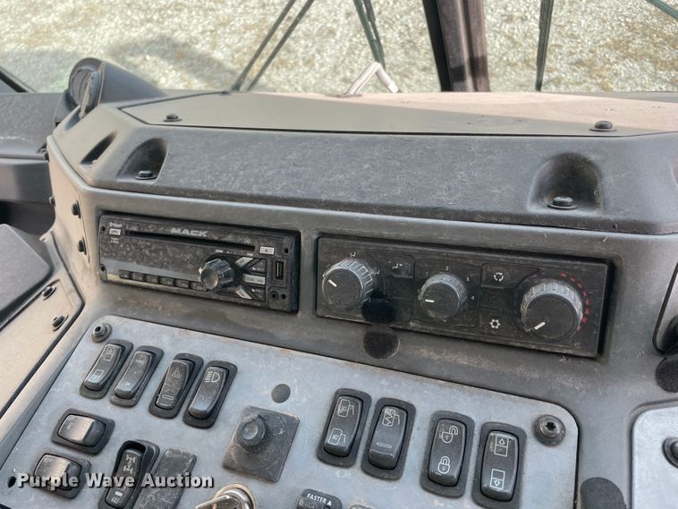 image for item IX9718 2018 Mack LR633  refuse truck