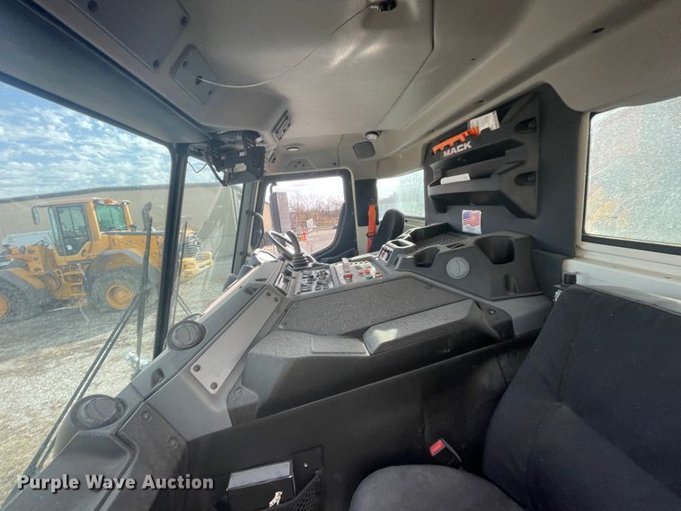 image for item IX9718 2018 Mack LR633  refuse truck