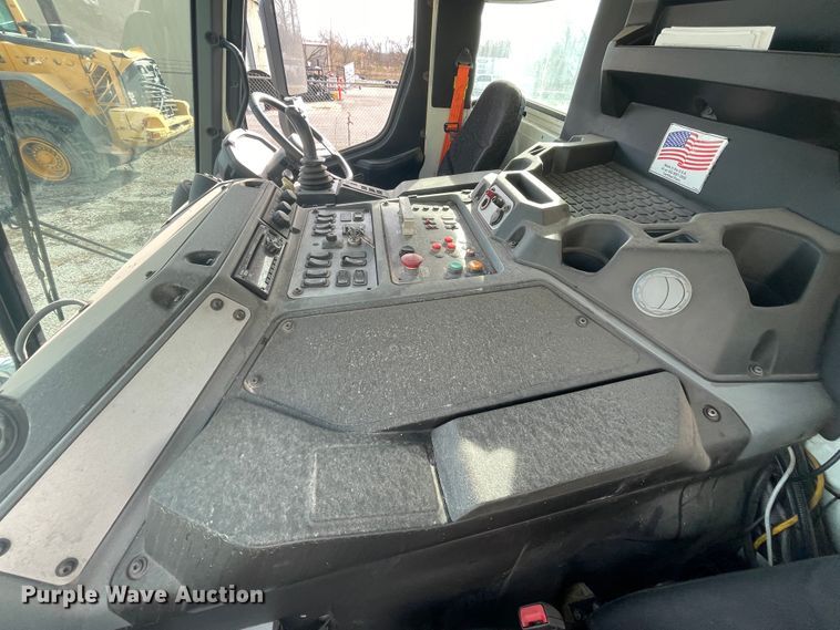 image for item IX9718 2018 Mack LR633  refuse truck