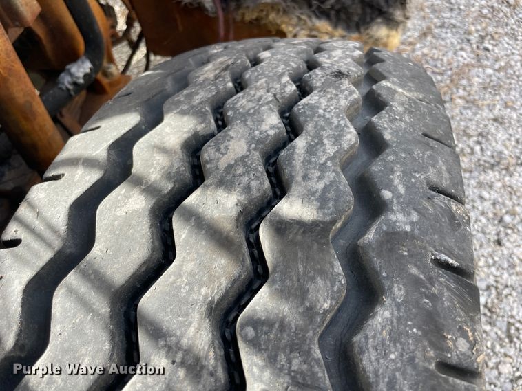 image for item IX9718 2018 Mack LR633  refuse truck