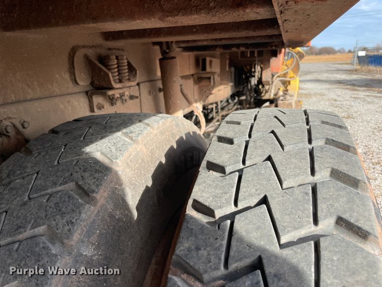 image for item IX9718 2018 Mack LR633  refuse truck