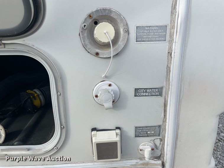 image for item IX9719 1999 Ford Hurricane  RV