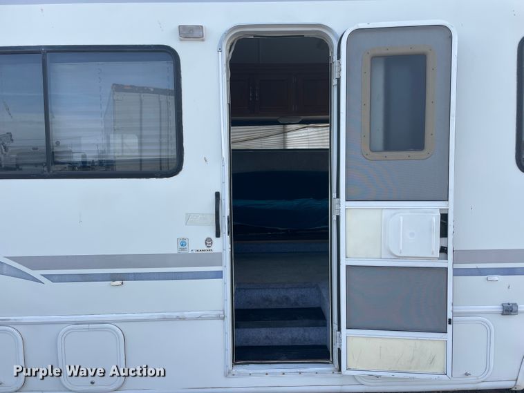 image for item IX9719 1999 Ford Hurricane  RV