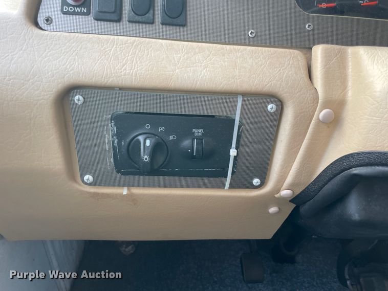 image for item IX9719 1999 Ford Hurricane  RV