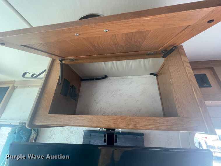 image for item IX9719 1999 Ford Hurricane  RV