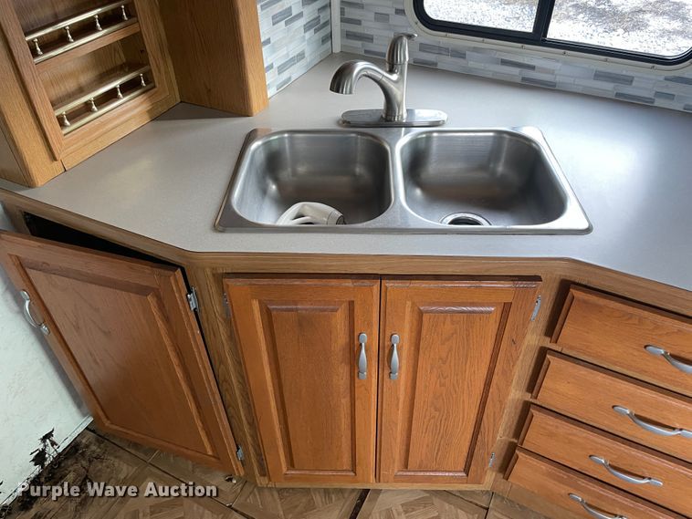 image for item IX9719 1999 Ford Hurricane  RV