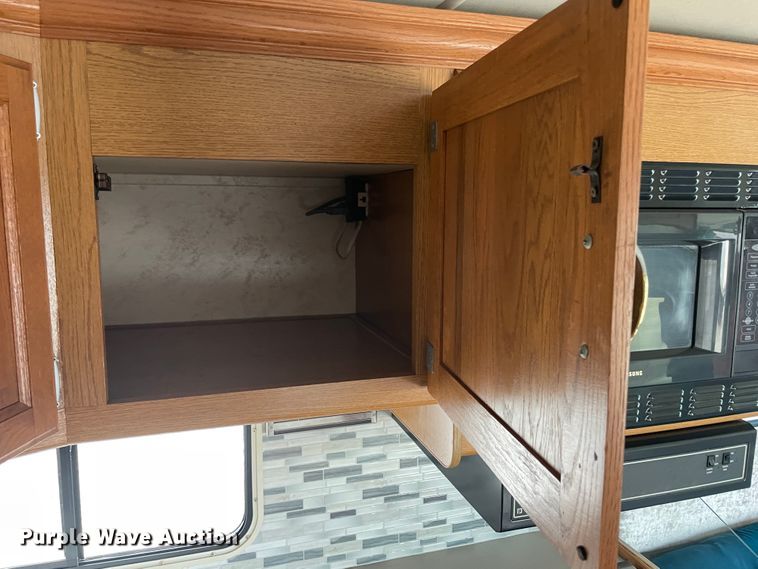 image for item IX9719 1999 Ford Hurricane  RV