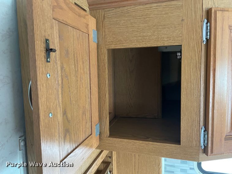 image for item IX9719 1999 Ford Hurricane  RV