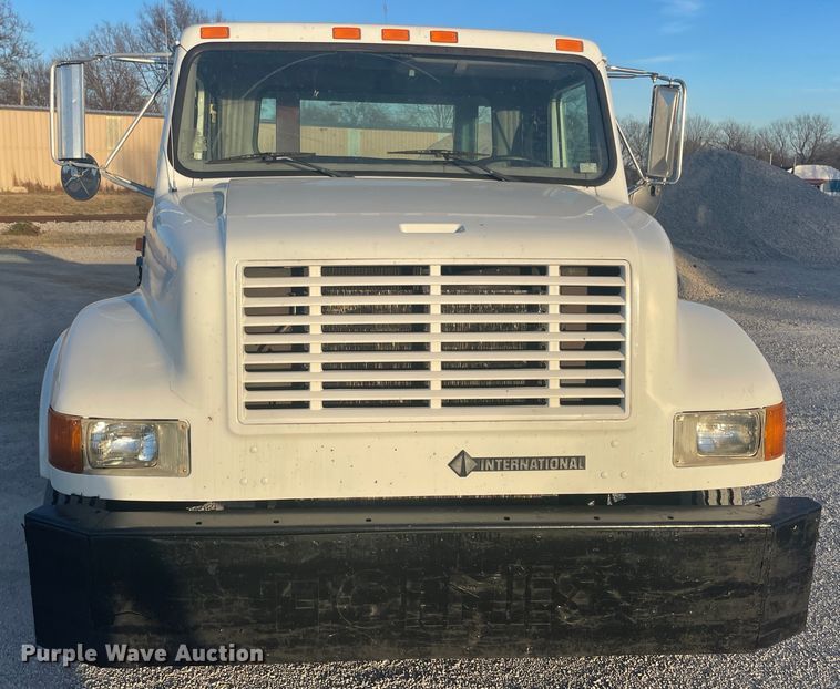 image for item IX9732 1998 International 4700  rollback truck