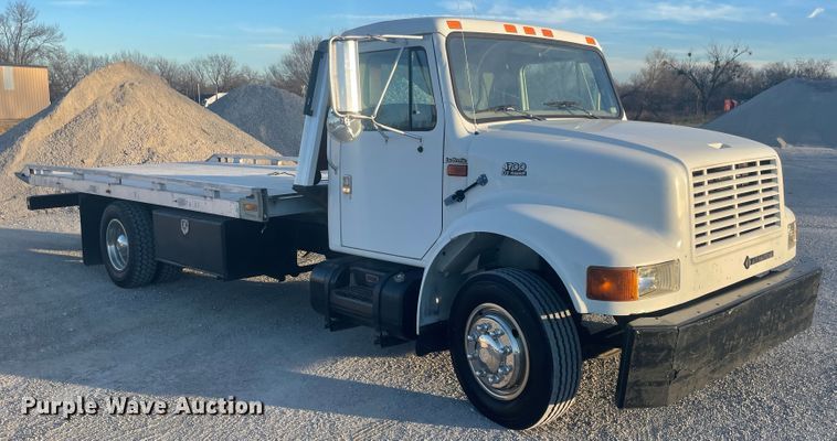 image for item IX9732 1998 International 4700  rollback truck