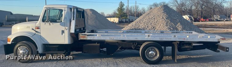 image for item IX9732 1998 International 4700  rollback truck