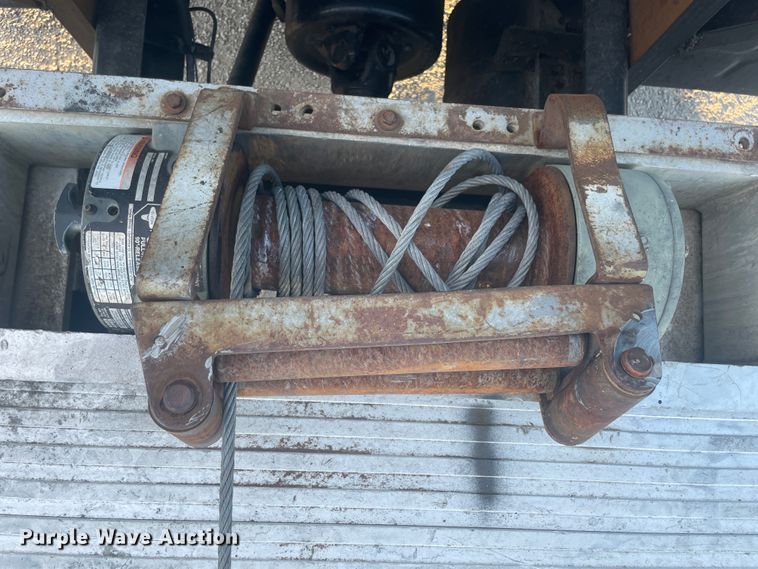 image for item IX9732 1998 International 4700  rollback truck