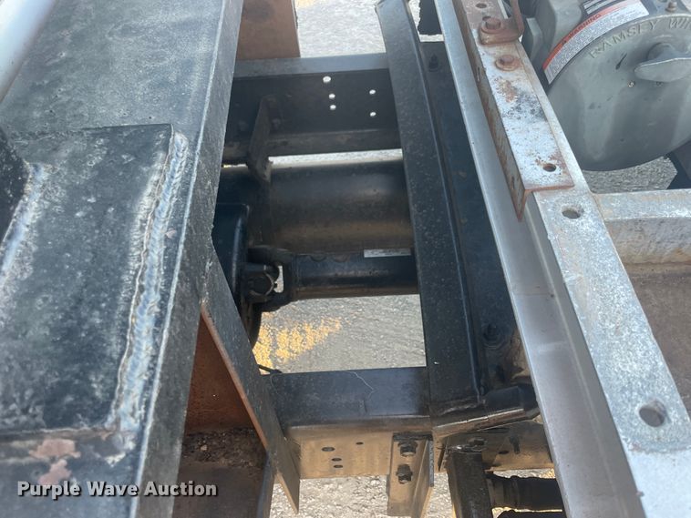 image for item IX9732 1998 International 4700  rollback truck