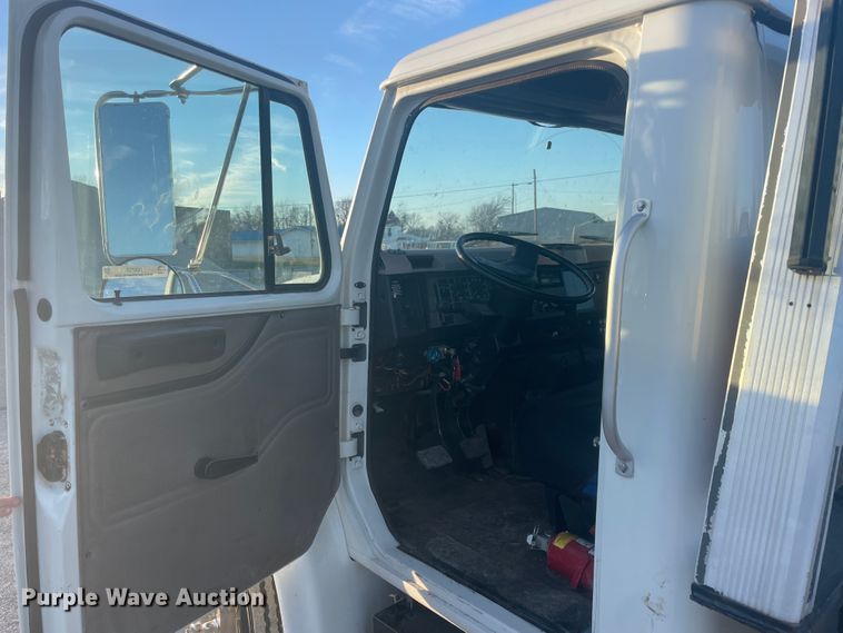 image for item IX9732 1998 International 4700  rollback truck