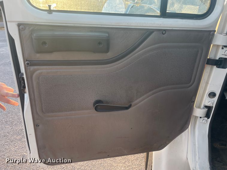 image for item IX9732 1998 International 4700  rollback truck