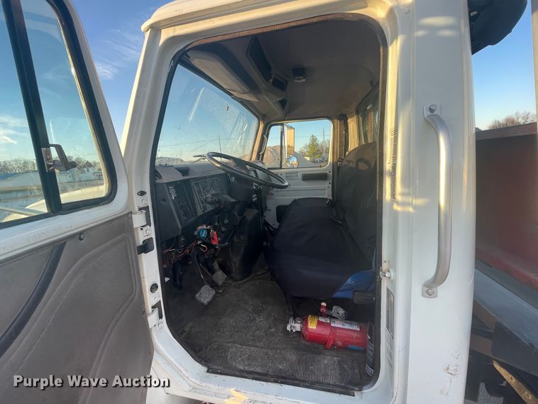 image for item IX9732 1998 International 4700  rollback truck