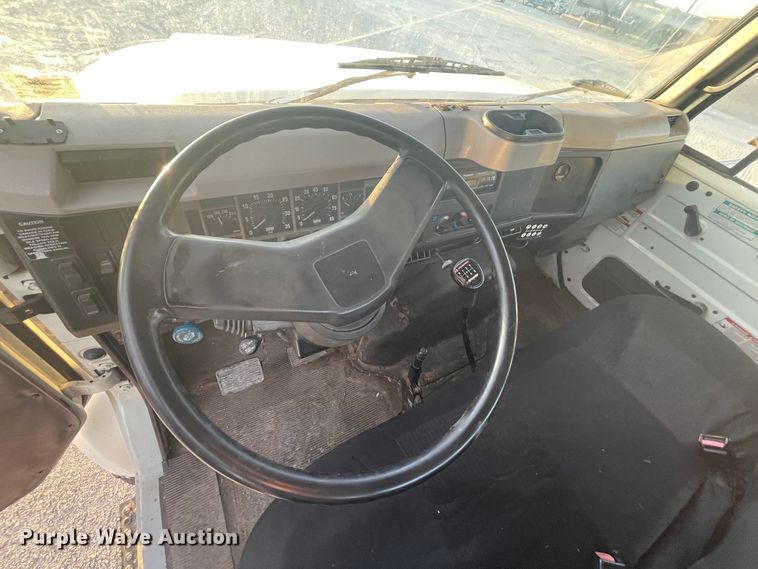 image for item IX9732 1998 International 4700  rollback truck