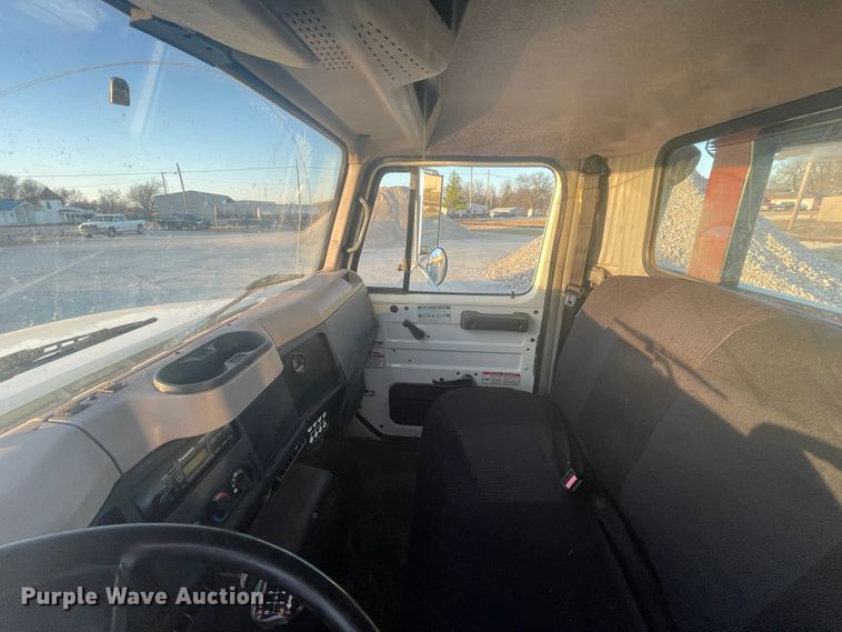 image for item IX9732 1998 International 4700  rollback truck