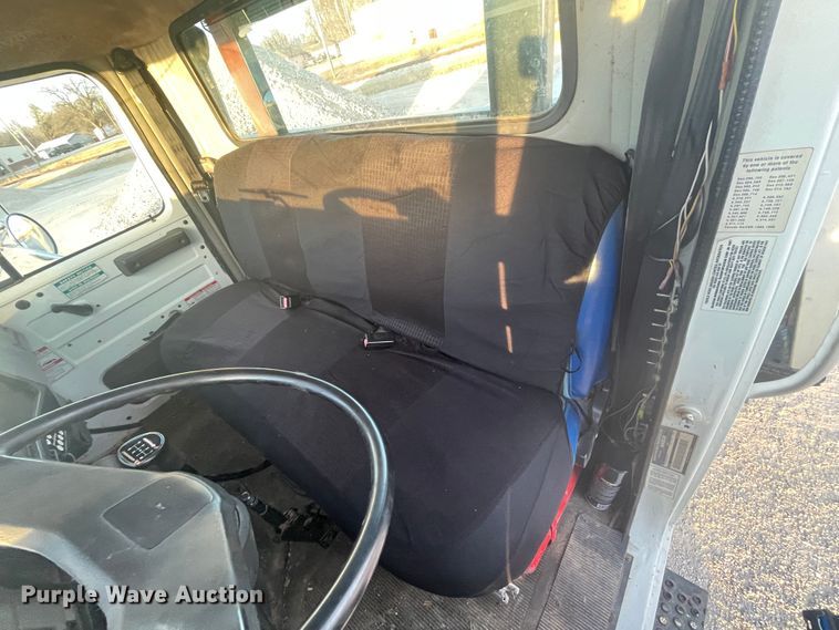 image for item IX9732 1998 International 4700  rollback truck