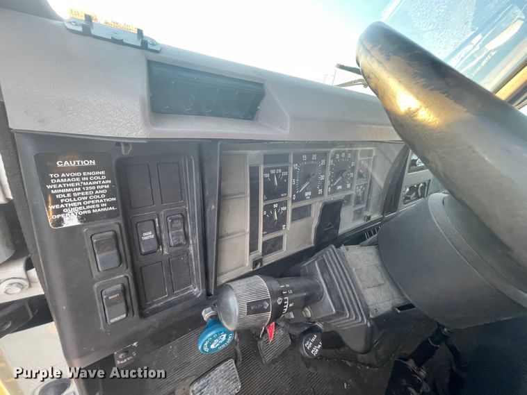 image for item IX9732 1998 International 4700  rollback truck