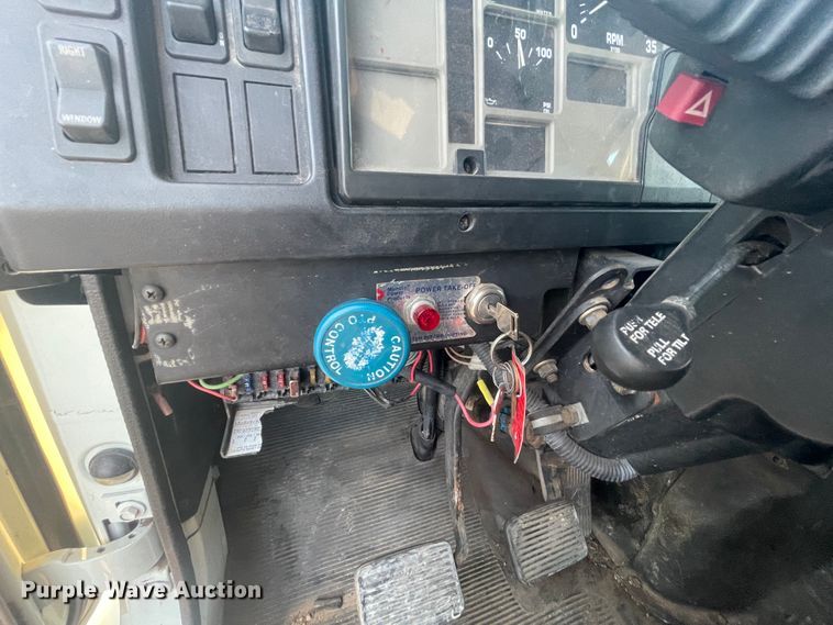 image for item IX9732 1998 International 4700  rollback truck