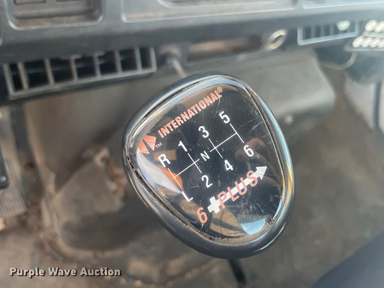 image for item IX9732 1998 International 4700  rollback truck