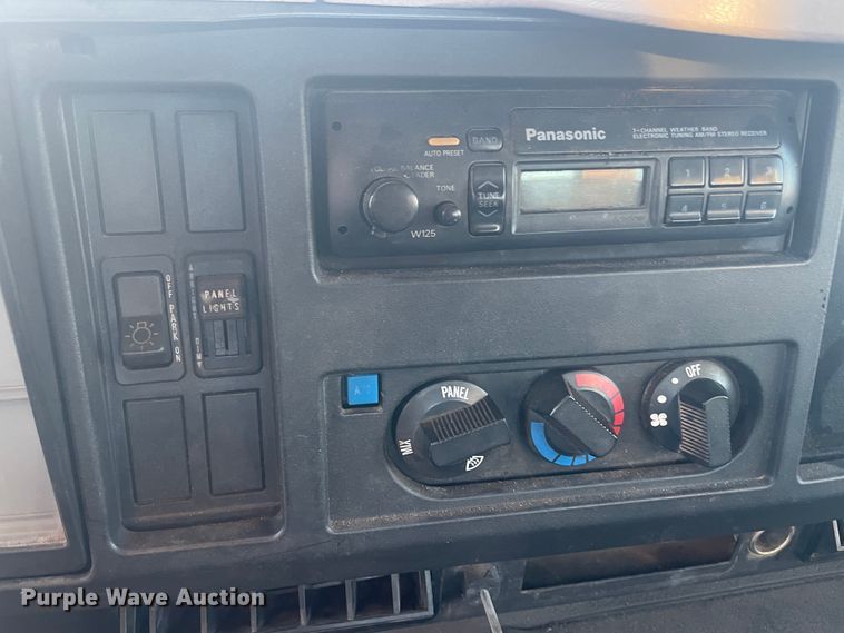 image for item IX9732 1998 International 4700  rollback truck