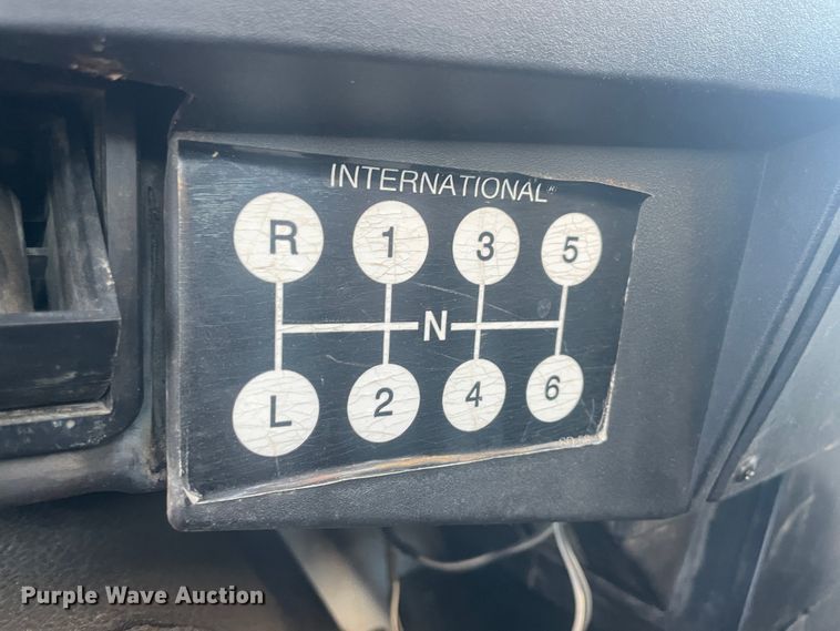 image for item IX9732 1998 International 4700  rollback truck