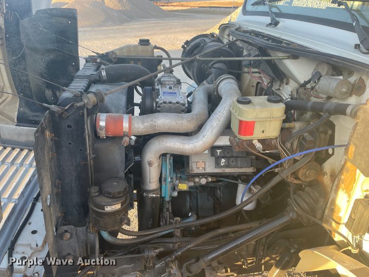 image for item IX9732 1998 International 4700  rollback truck