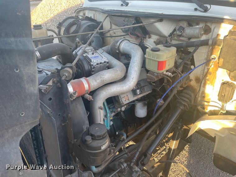 image for item IX9732 1998 International 4700  rollback truck