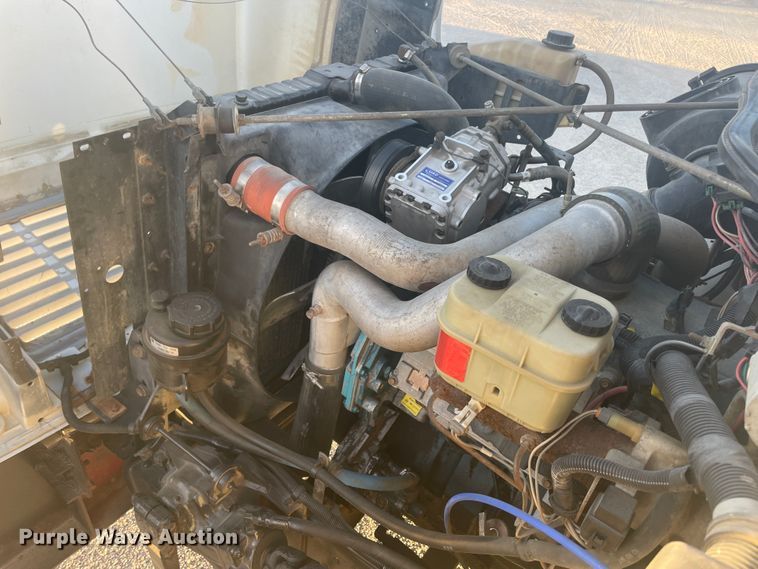 image for item IX9732 1998 International 4700  rollback truck