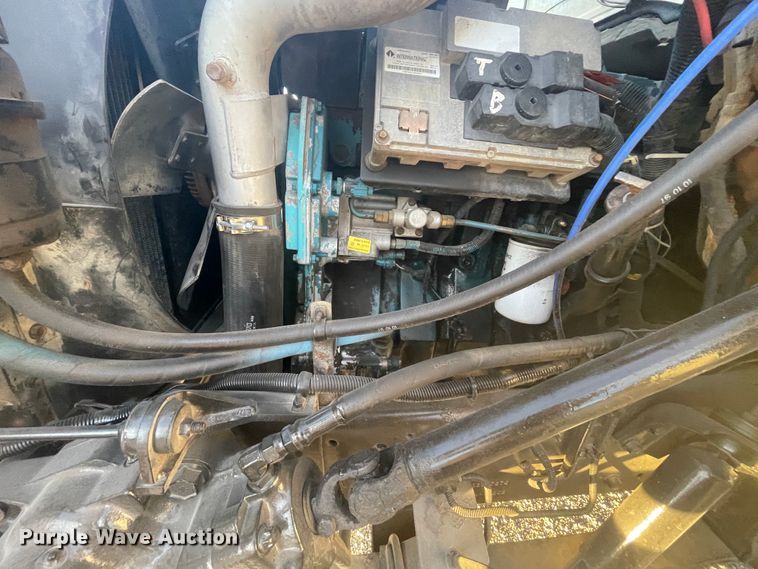 image for item IX9732 1998 International 4700  rollback truck