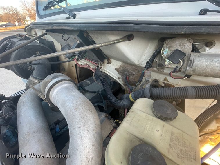 image for item IX9732 1998 International 4700  rollback truck