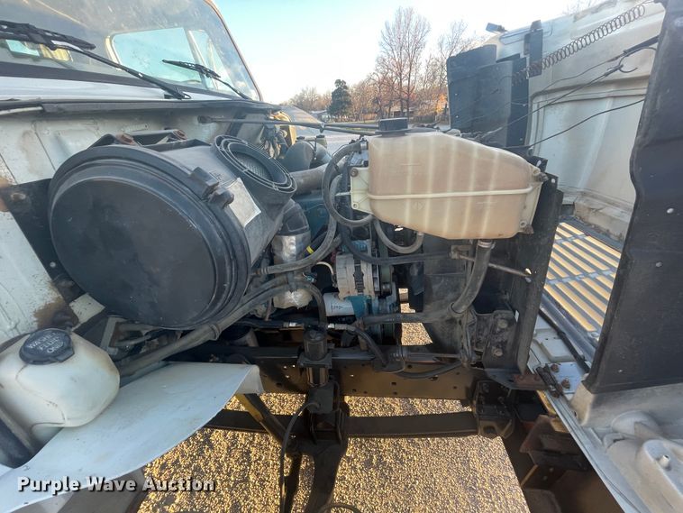 image for item IX9732 1998 International 4700  rollback truck