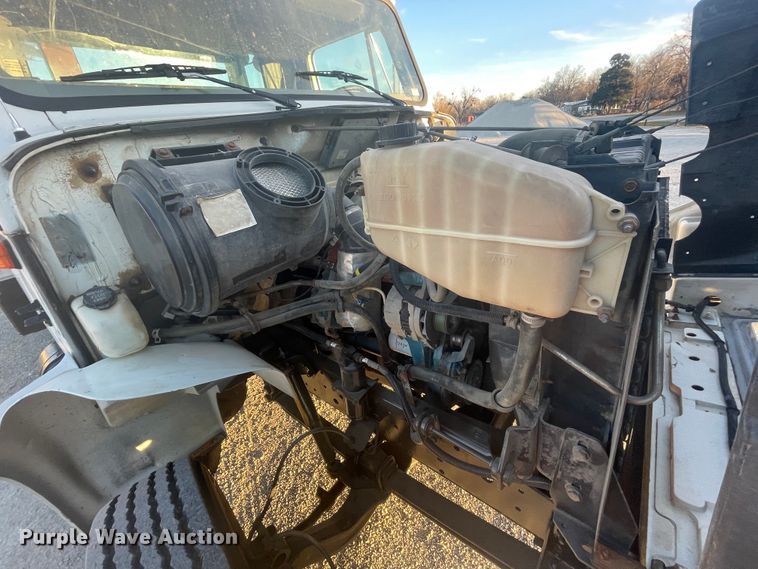 image for item IX9732 1998 International 4700  rollback truck