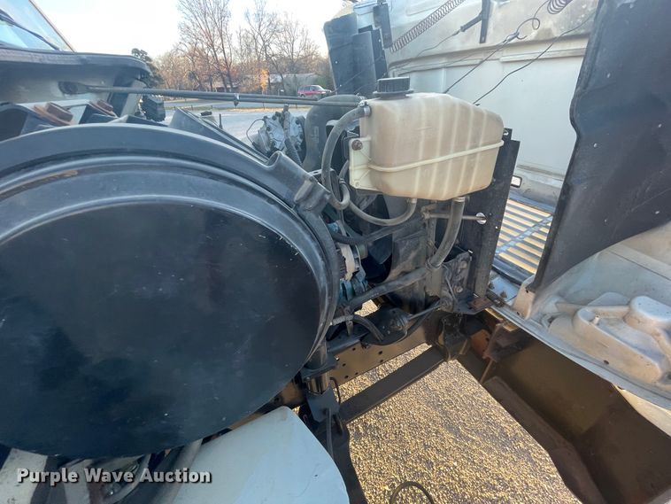 image for item IX9732 1998 International 4700  rollback truck