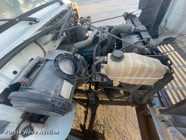 image for item IX9732 1998 International 4700  rollback truck