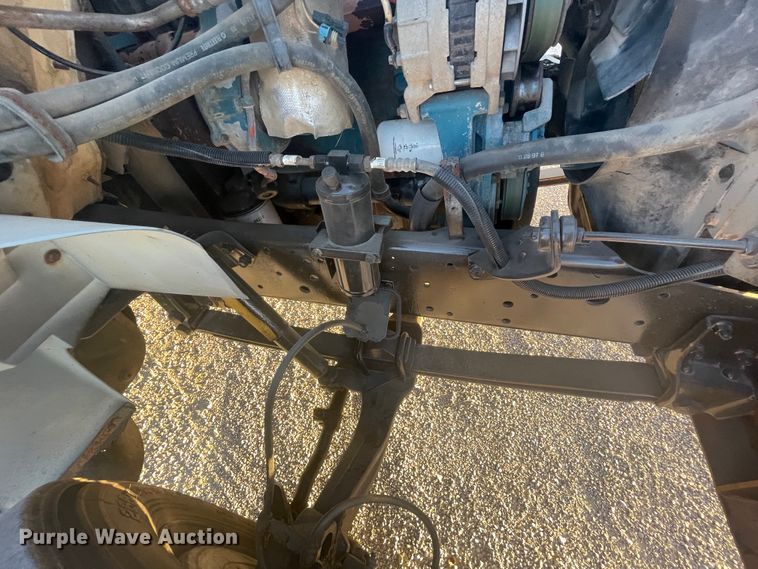 image for item IX9732 1998 International 4700  rollback truck