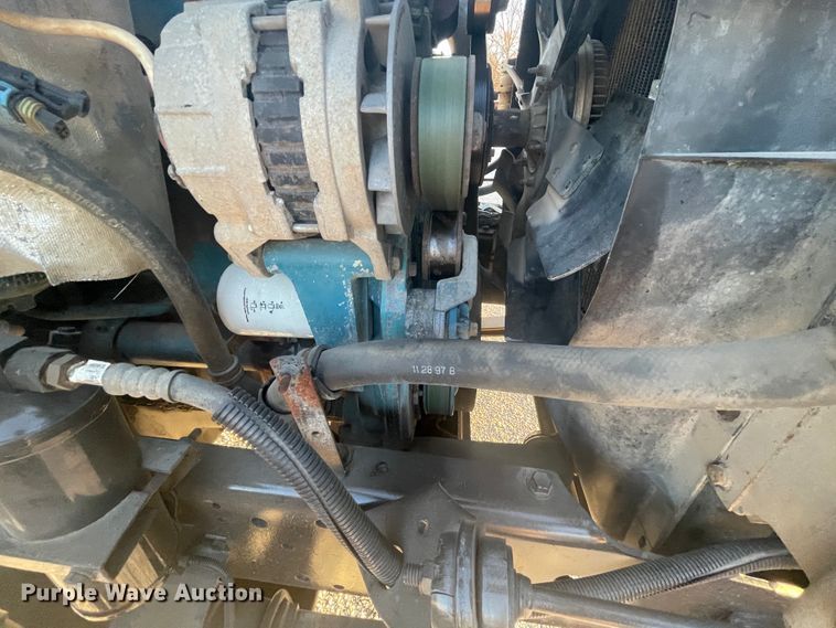 image for item IX9732 1998 International 4700  rollback truck