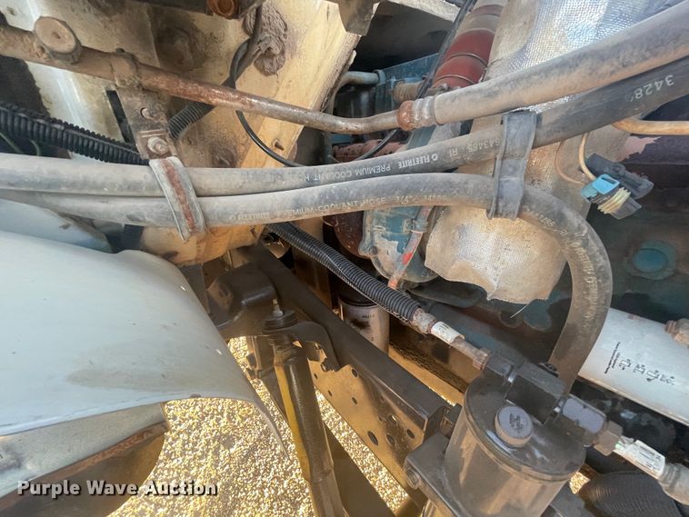 image for item IX9732 1998 International 4700  rollback truck