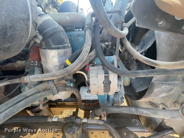 image for item IX9732 1998 International 4700  rollback truck