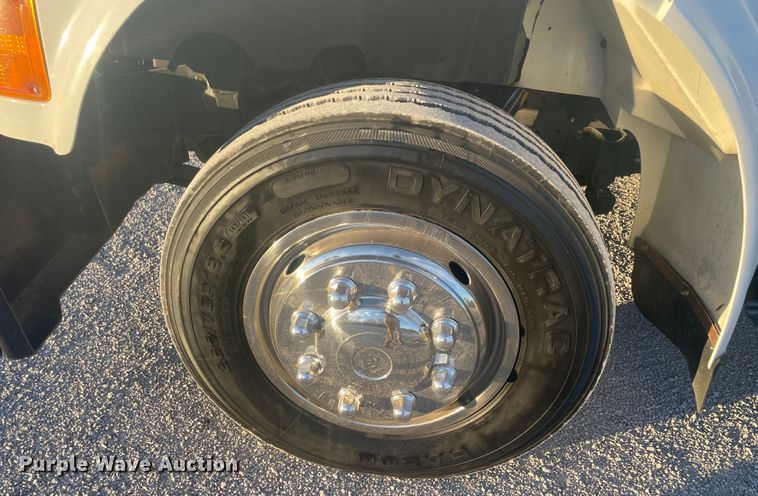 image for item IX9732 1998 International 4700  rollback truck