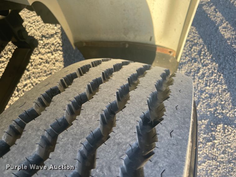 image for item IX9732 1998 International 4700  rollback truck