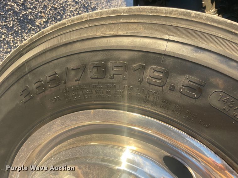 image for item IX9732 1998 International 4700  rollback truck